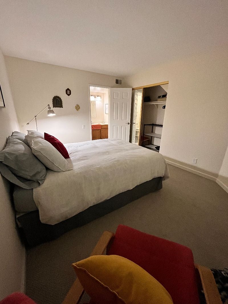 Private Room + Closet. New Leesa mattress (Queen)