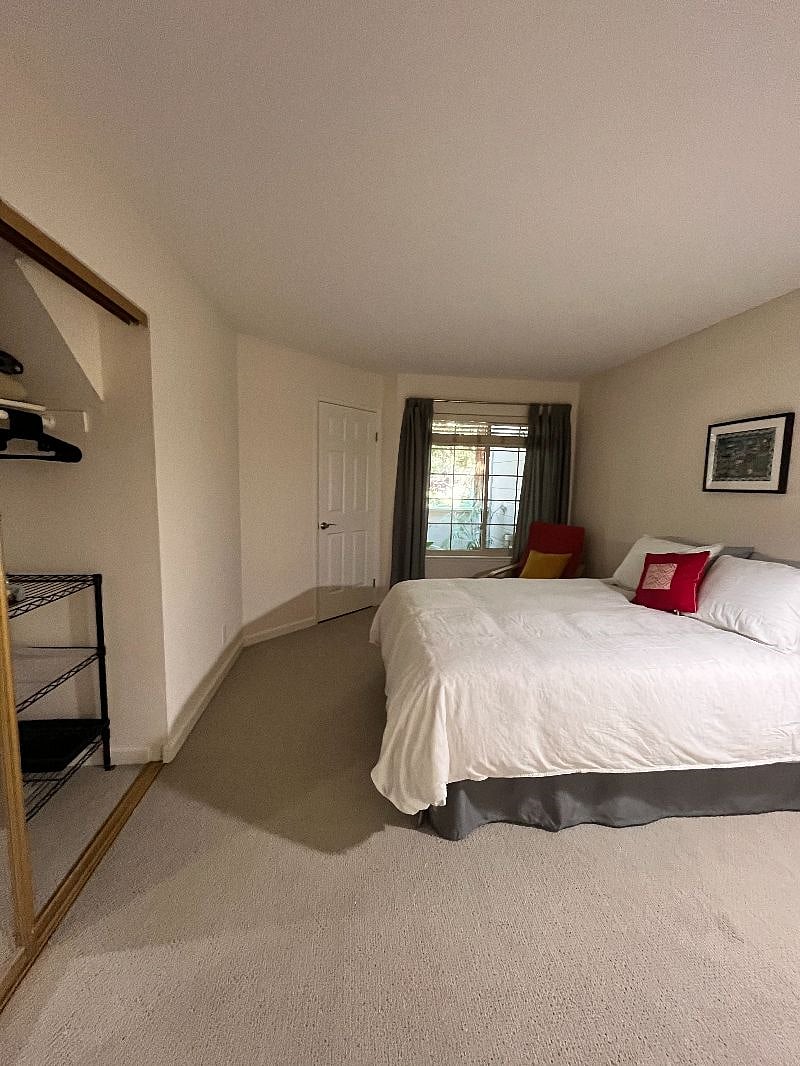 Private Room + Closet space. w/view of outside patio. New Leesa mattress (Queen)
