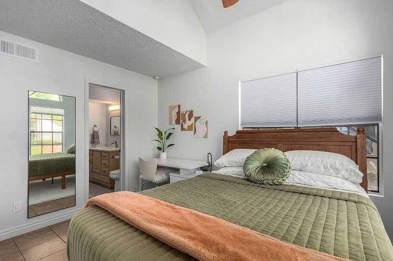 Queen size bed. Full length mirror.