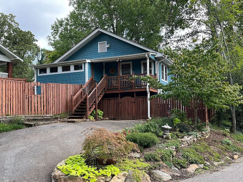 Driveway and garden up to porch entrance