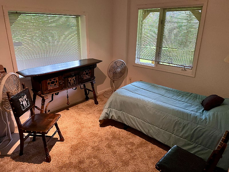 small family visitors bedroom with a twin bed. No closet.