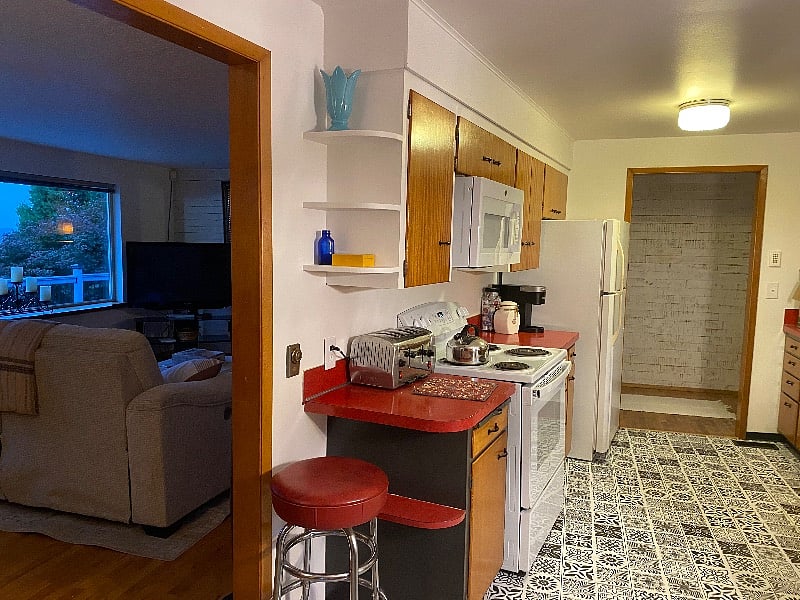 Retro kitchen. Toaster, kuerig.