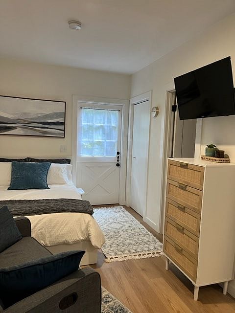 Adjustable wall mounted tv allows for viewing from couch, bed, or kitchen. Smart tv gives access to streaming services such as Netflix, Hulu, and more. Also note 5-drawer dresser for more clothes storage.