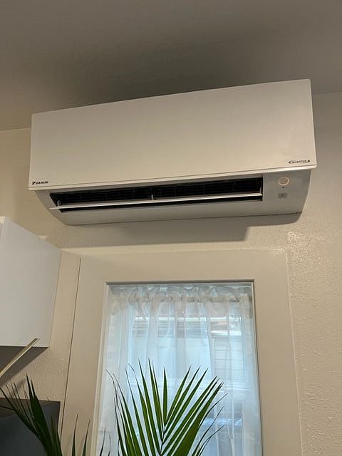 Daikin heating and cooling unit (with remote control) works like a dream!