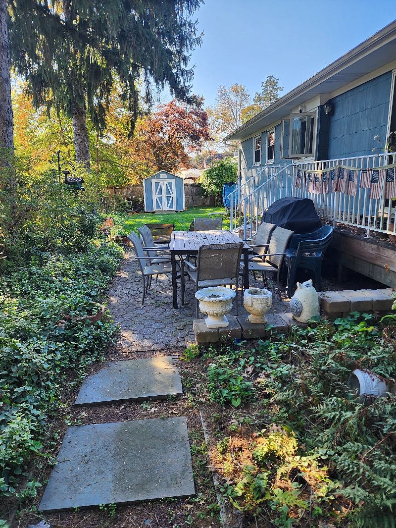 Enjoy the yard and the BBQ grill.