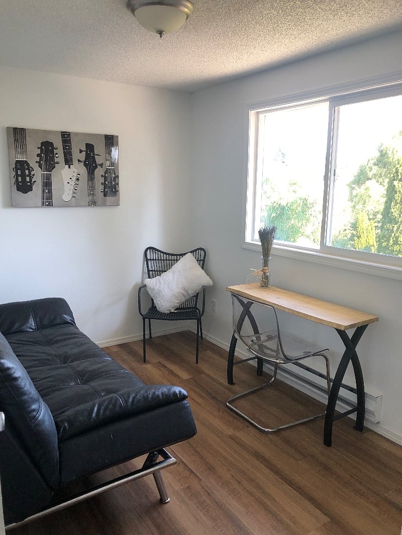 Upper - Full Rm With Desk & Washer/Dryer combo