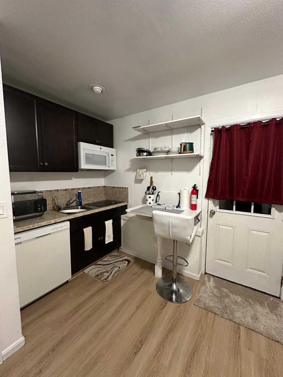 Lower Unit - Kitchette