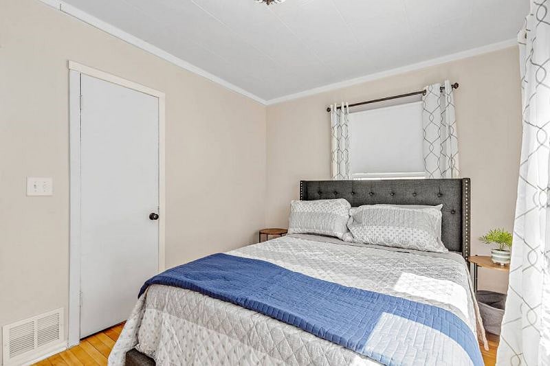 Bedroom 1 queen bed