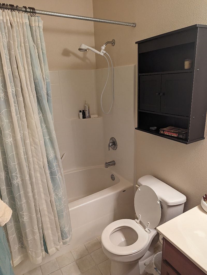 Full guest bathroom. (other angle)