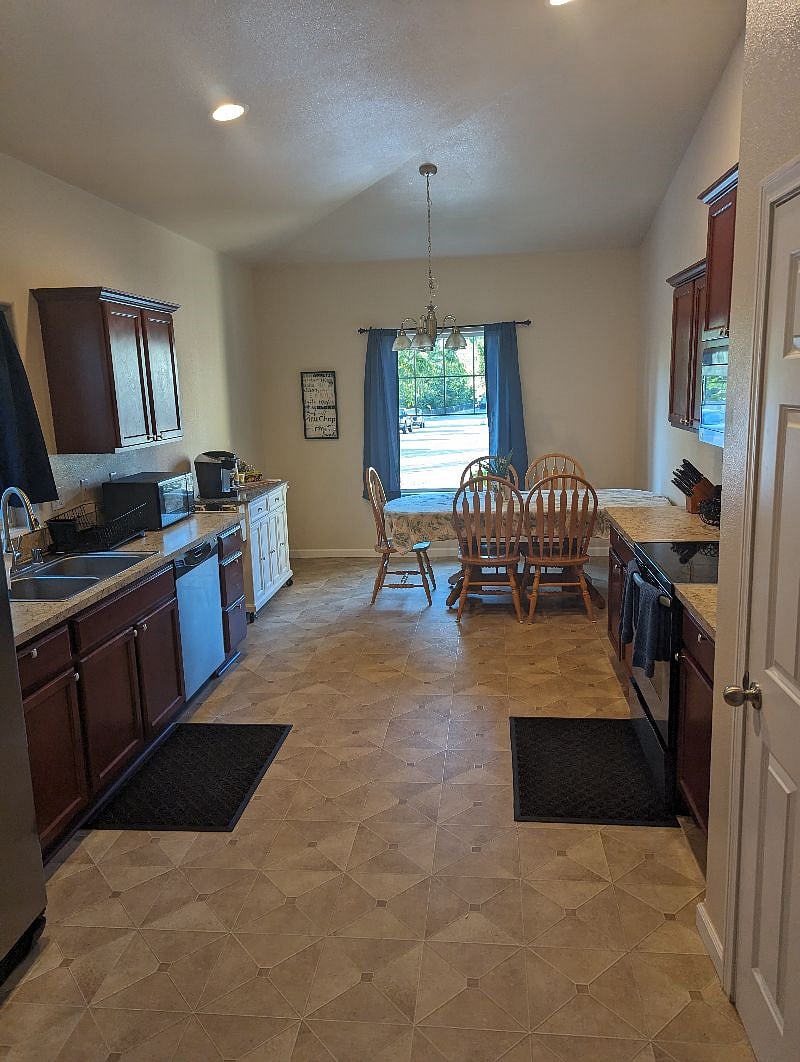 High/vaulted ceilings makes the kitchen feel very open with a nice open space towards the window for dining.
