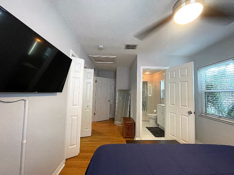 smartTV & entry to bath