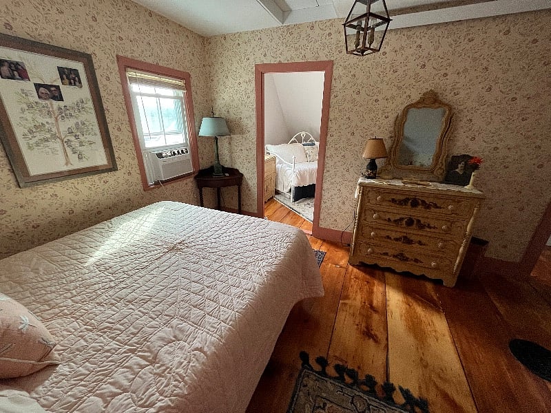 Separate bedroom with den unit and new shower bath upstairs to also rent. Ideal if you are traveling with friends and are willing to share. See unit 2 listing for more details.