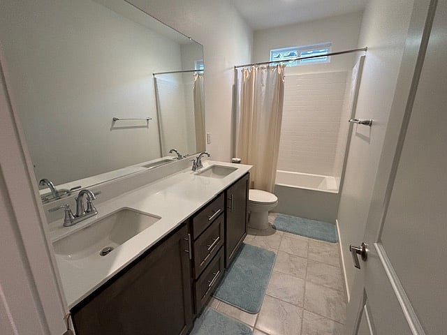 Shared Bathroom Upstairs
