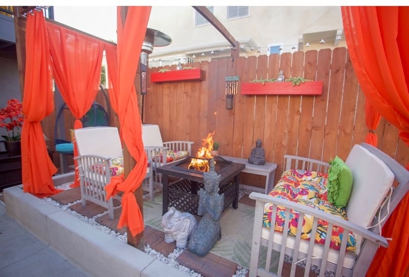 Shared front yard for the 2 units in the front. The space is very relaxing for those who want to enjoy the sun on their day off. 