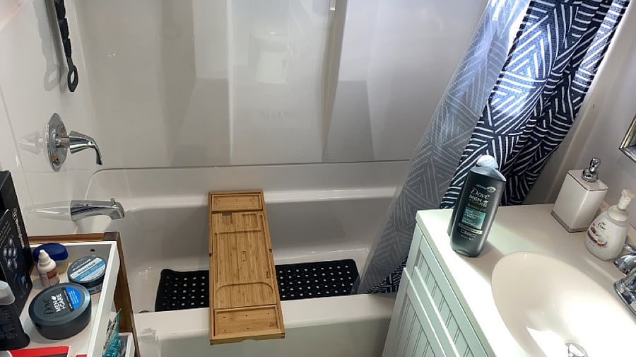Marlyn Monroe: This is the studio with an attached full size bathroom, pull out full size bed, 50 inch television, Wifi access, kitchenette, appliances. This space has a separate entrance with a private patio space. 