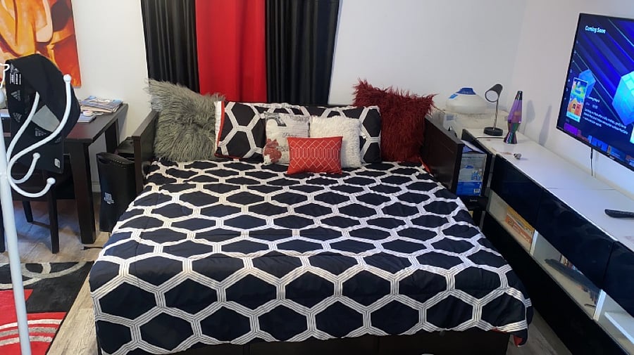 Marlyn Monroe: This is the studio with an attached full size bathroom, pull out full size bed, 50 inch television, Wifi access, kitchenette, appliances. This space has a separate entrance with a private patio space. 