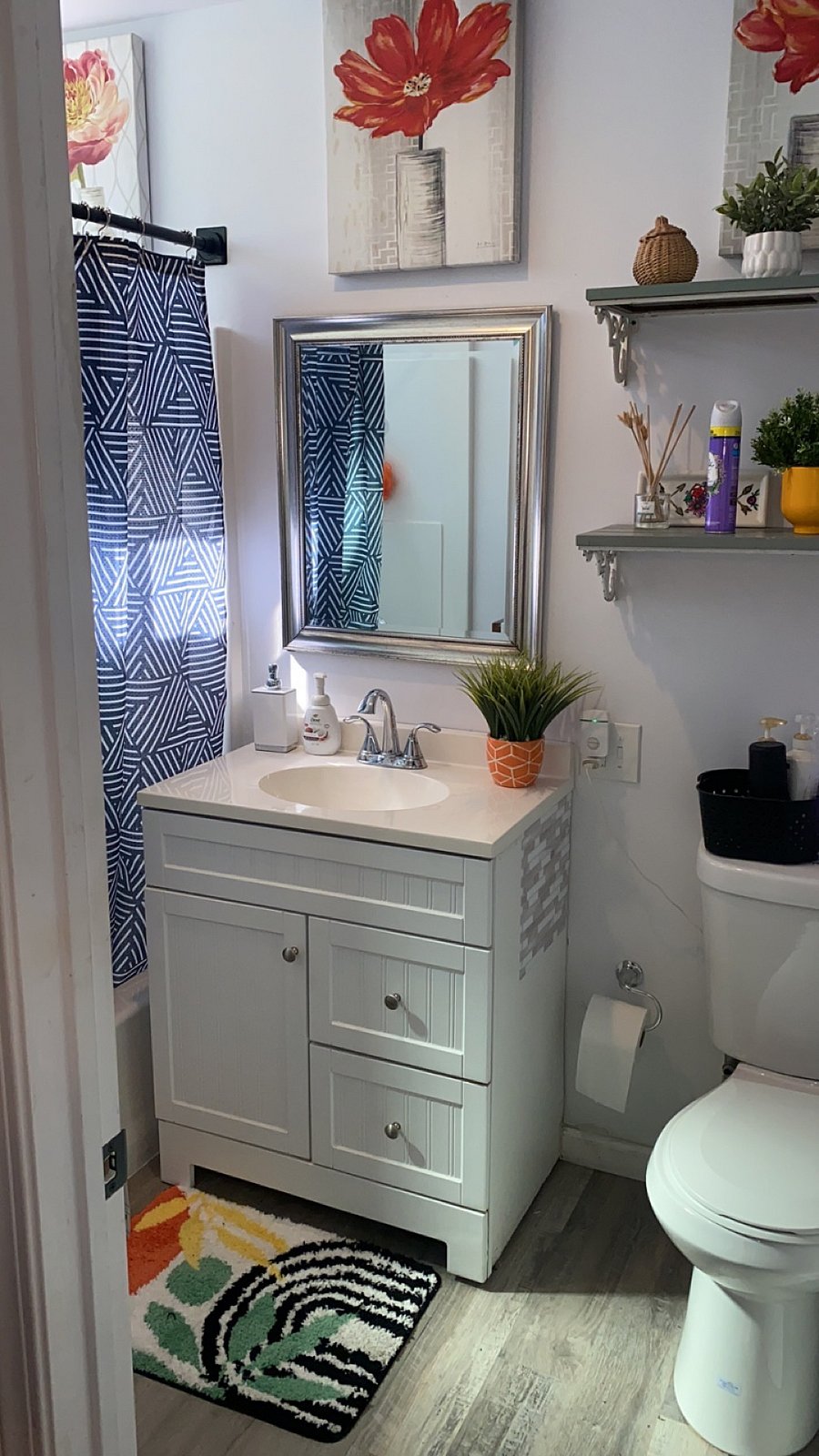 Marlyn Monroe: This is the studio with an attached full size bathroom, pull out full size bed, 50 inch television, Wifi access, kitchenette, appliances. This space has a separate entrance with a private patio space. 