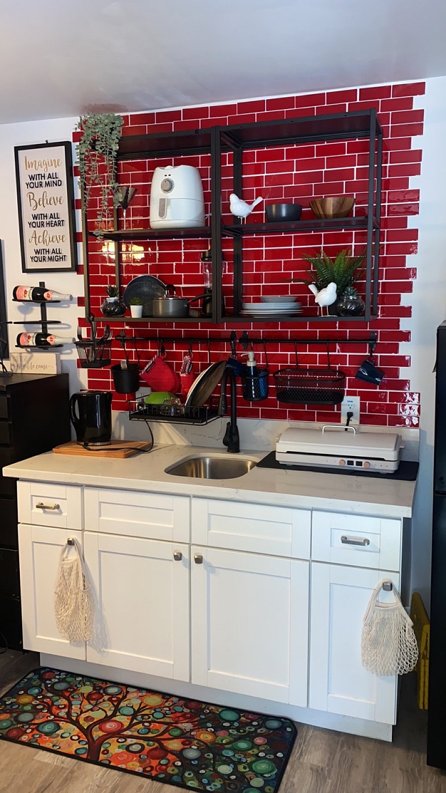 Marlyn Monroe: This is the studio with an attached full size bathroom, pull out full size bed, 50 inch television, Wifi access, kitchenette, appliances. This space has a separate entrance with a private patio space. 