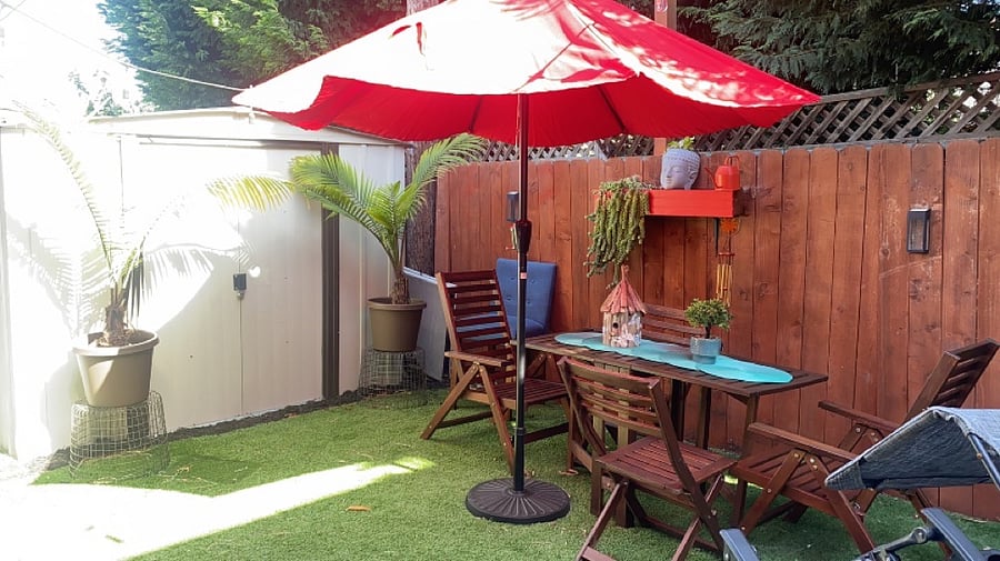 Marlyn Monroe: This is the studio with an attached full size bathroom, pull out full size bed, 50 inch television, Wifi access, kitchenette, appliances. This space has a separate entrance with a private patio space. 