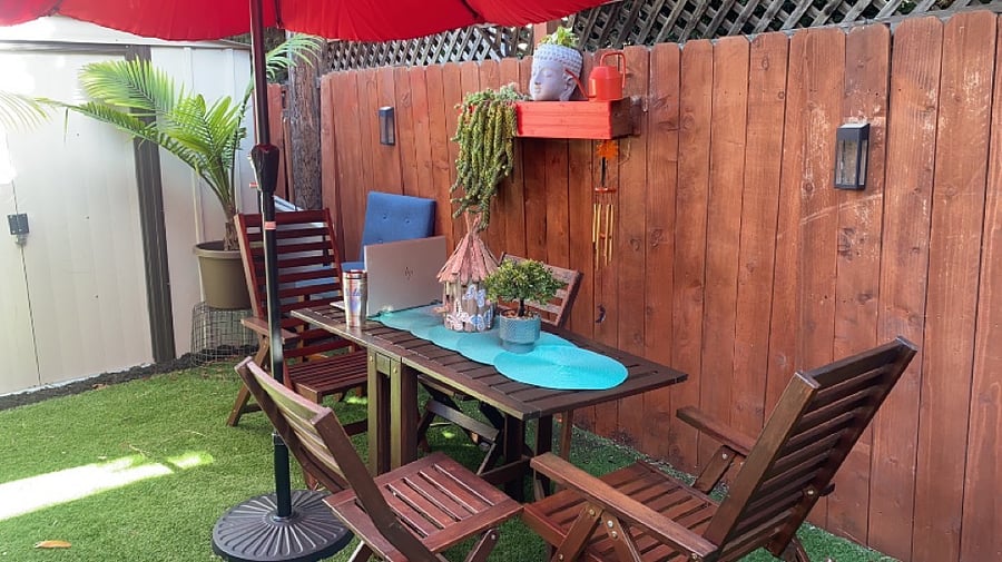 Marlyn Monroe: This is the studio with an attached full size bathroom, pull out full size bed, 50 inch television, Wifi access, kitchenette, appliances. This space has a separate entrance with a private patio space. 
