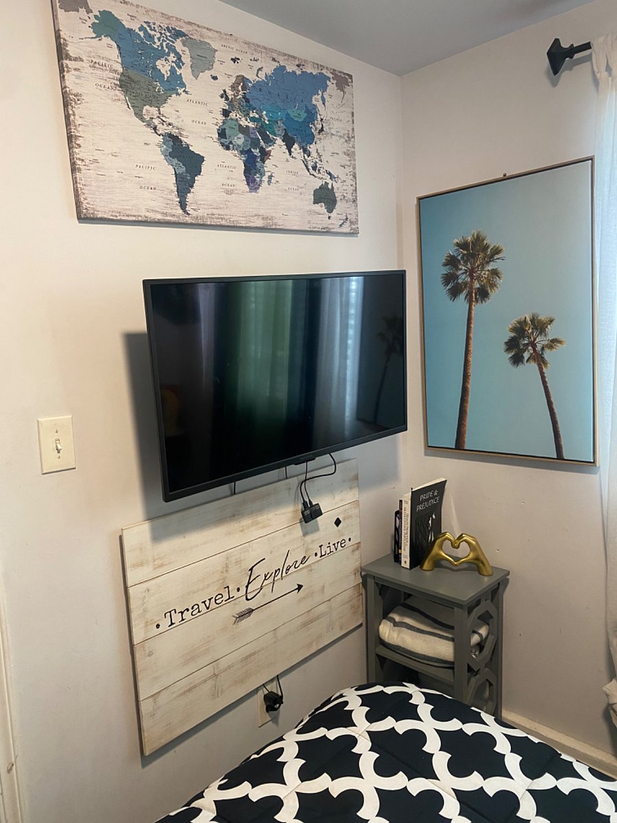 Traveler's bedroom which is available in the front shared unit. Wifi access, 43 inch television, walk in closet and full size bed. 