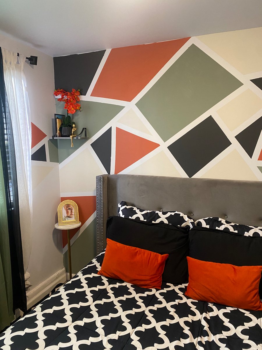Traveler's bedroom which is available in the front shared unit. Wifi access, 43 inch television, walk in closet and full size bed. 