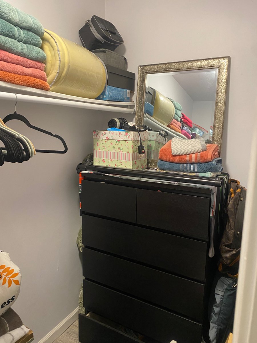 Traveler's bedroom which is available in the front shared unit. Wifi access, 43 inch television, walk in closet and full size bed. We have towels and blankets available as well. 