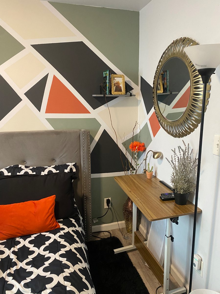 Traveler's bedroom which is available in the front shared unit. Wifi access, 43 inch television, walk in closet, desk and full size bed. 