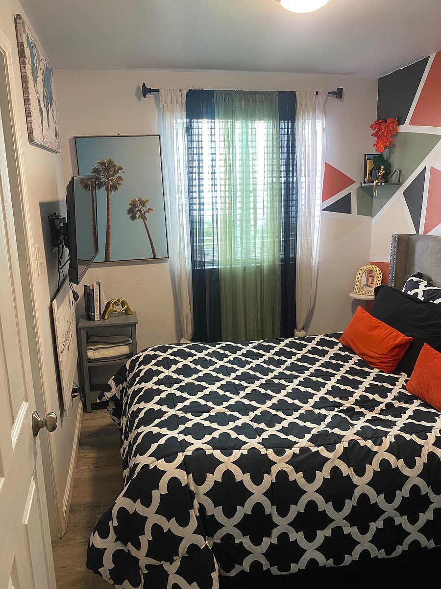 Travelers Room which is available in the front shared unit. Large walk-in closet, desk, 43 inch television, wifi access. 