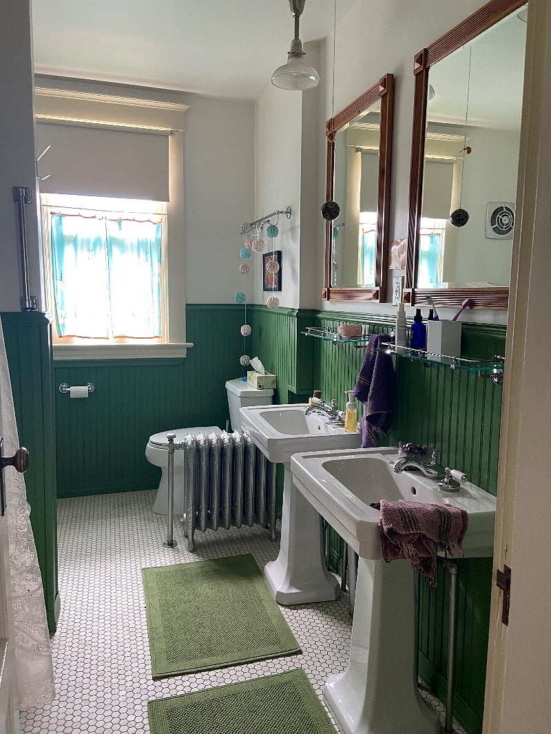 two sinks with nice lighting.