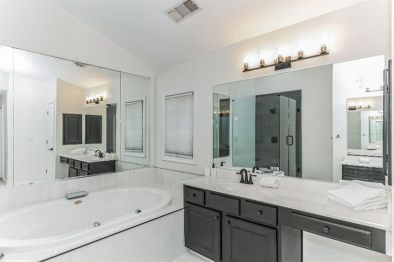 Jacuzzi bath, standing shower