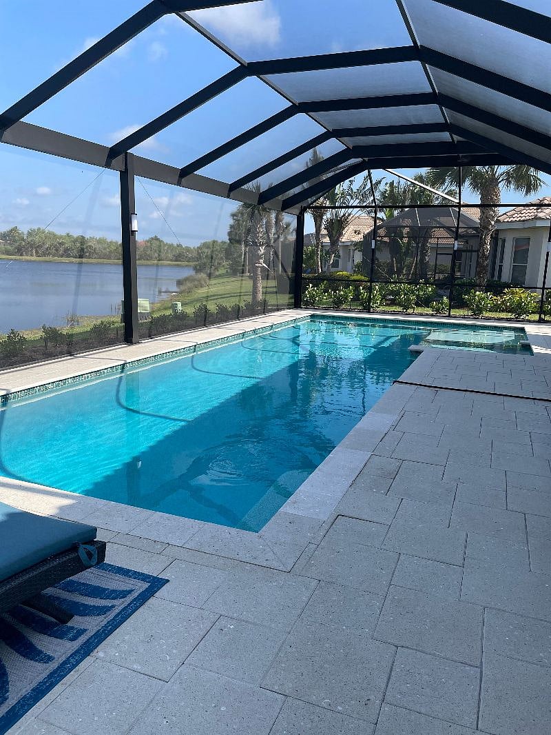 Large swiimming pool and spa