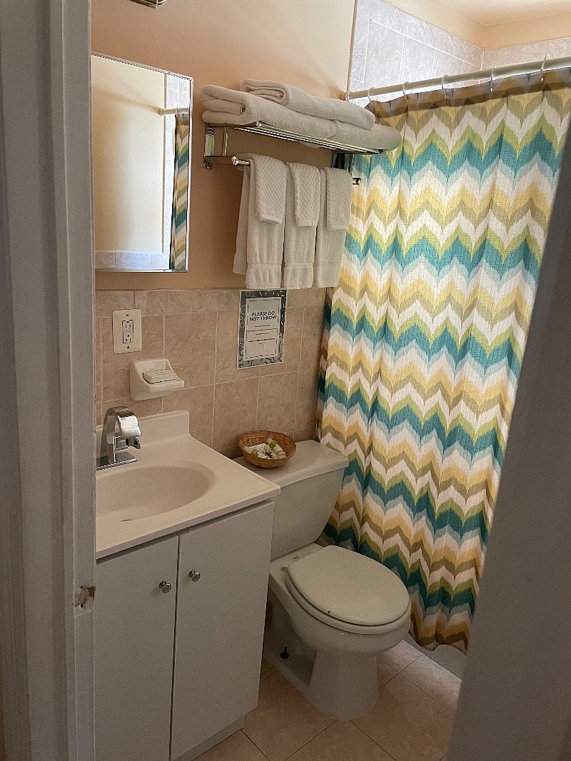 Shared bathroom for bedroom #1 and #3