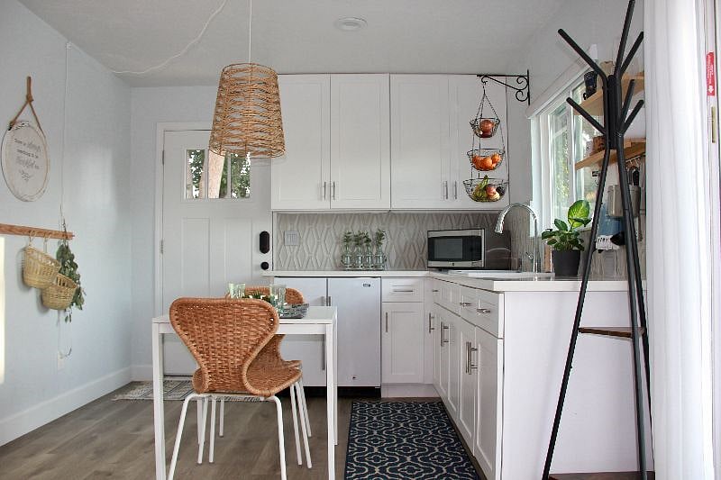 Kitchenette & dining