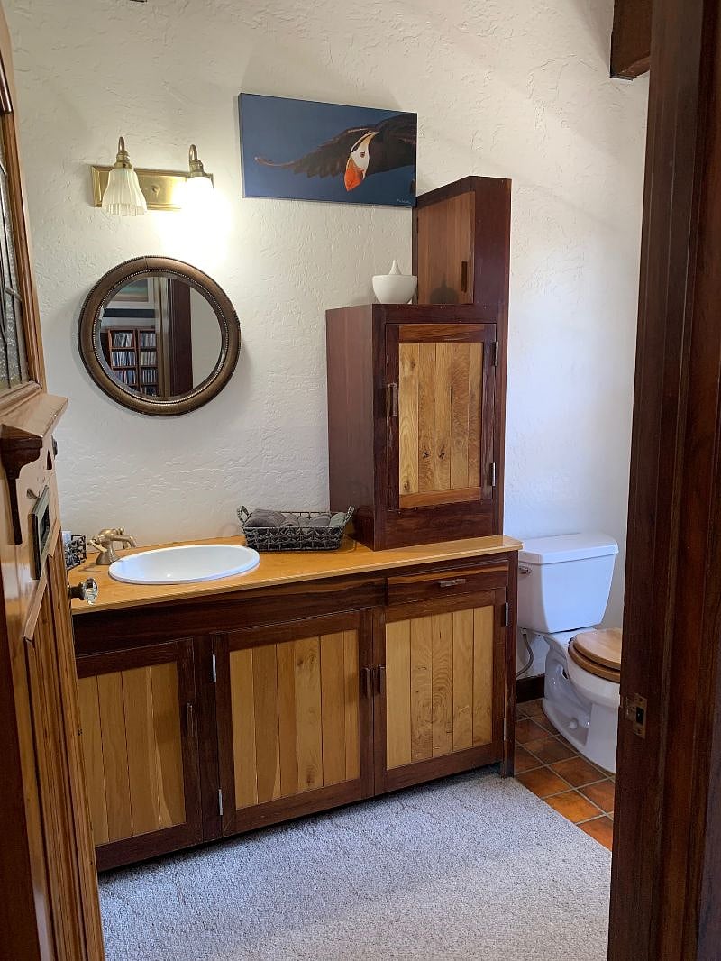 Upstairs bath with wood features