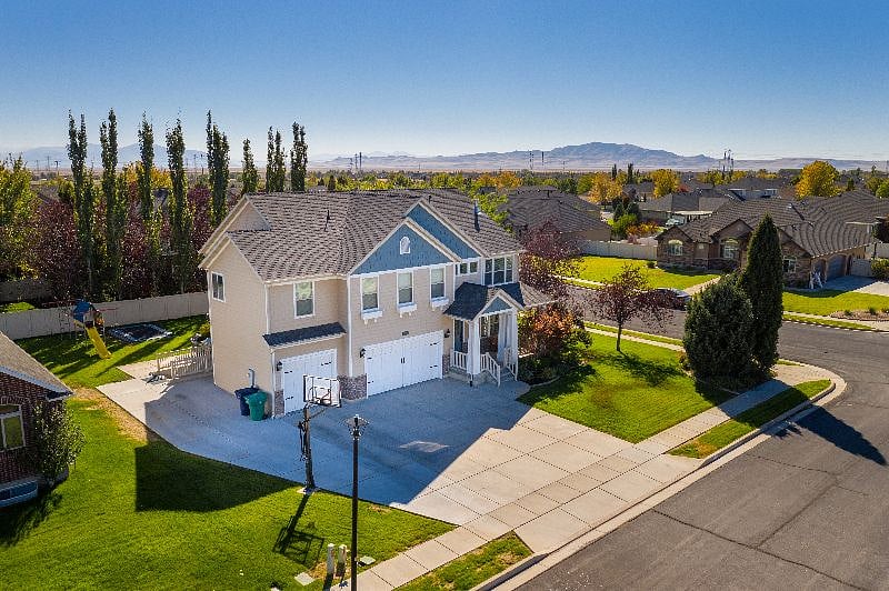 Drone house and neighborhood view. Side entry and cement parking.