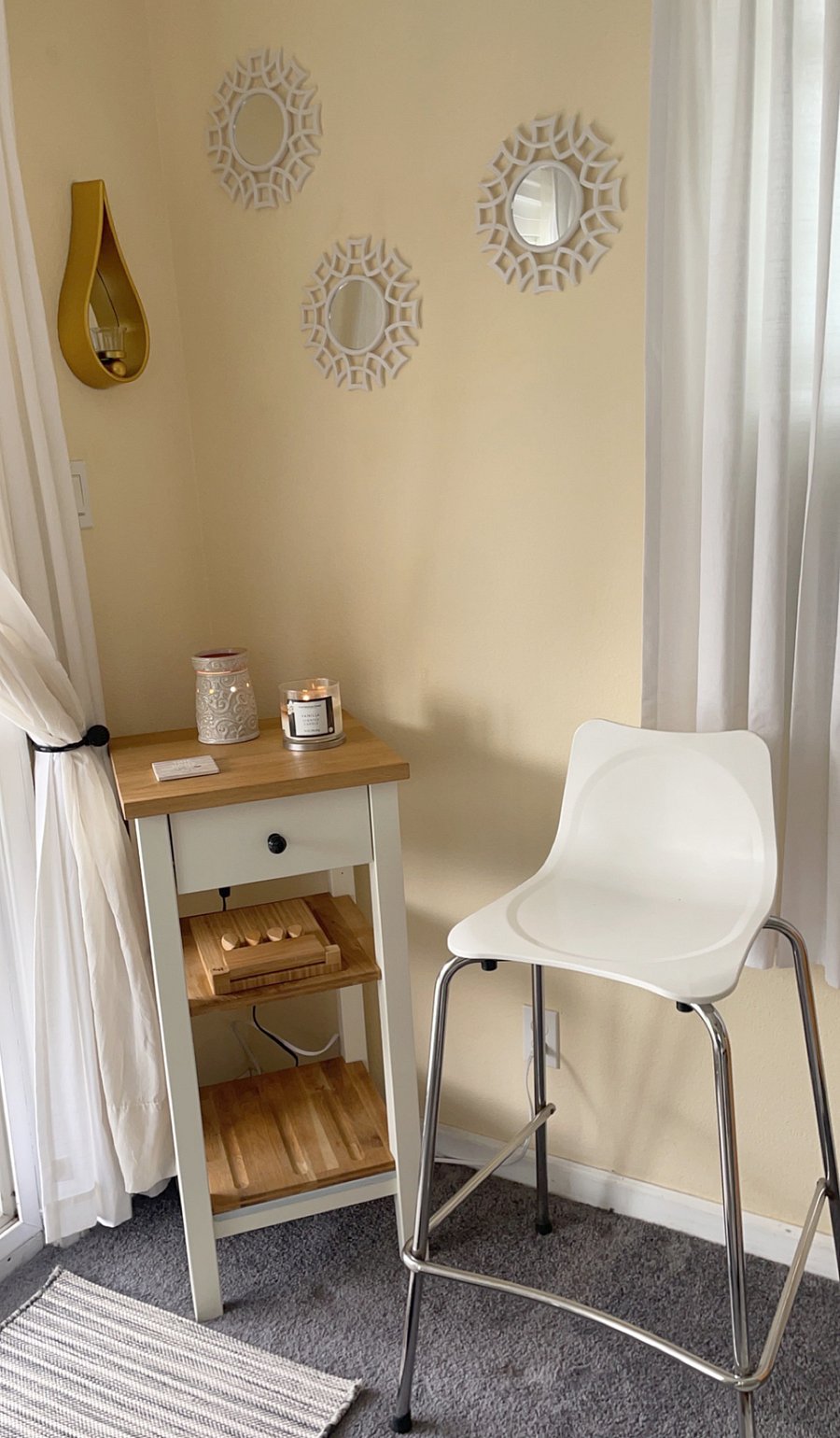 Charming niche area, perfect for sipping your coffee, and enjoy the serene backyard view.