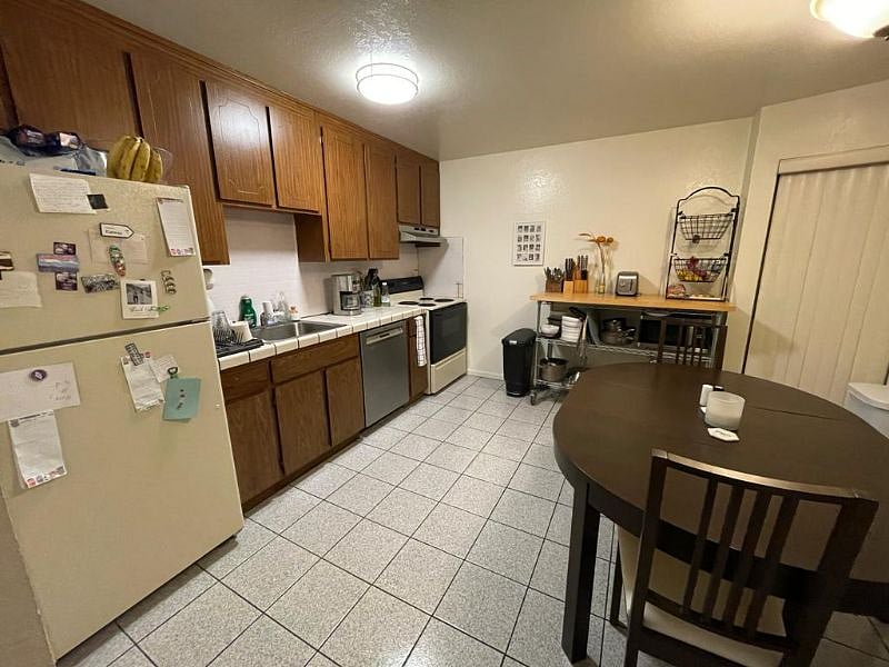 kitchen (downstairs)