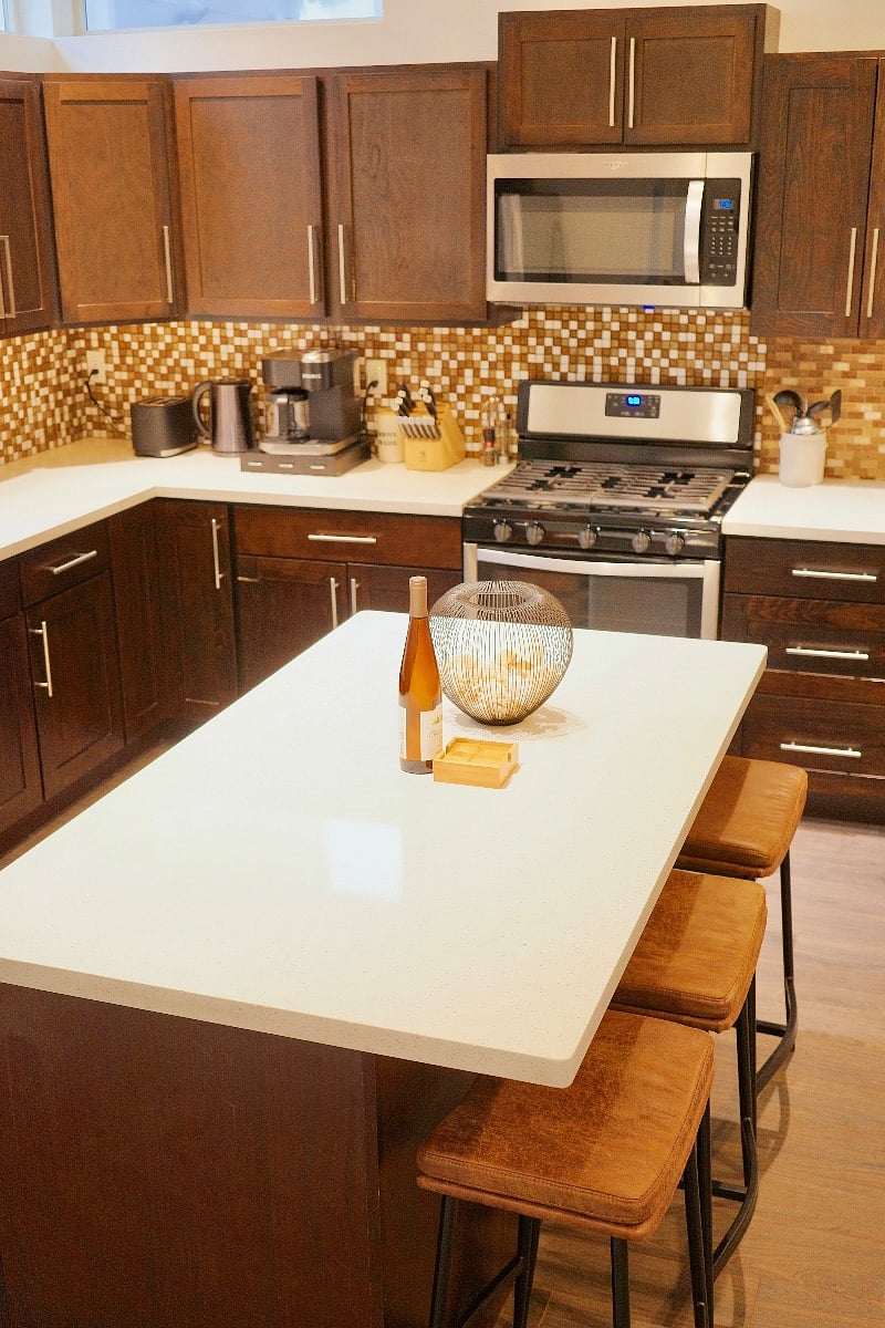 Welcome to the fully-equipped kitchen. Whether you're a seasoned chef or just looking to prepare simple meals, you'll find everything you need to cook comfortably during your stay.