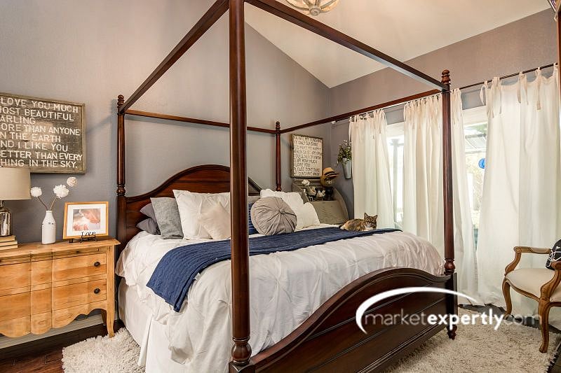 Master Bedroom, King bed