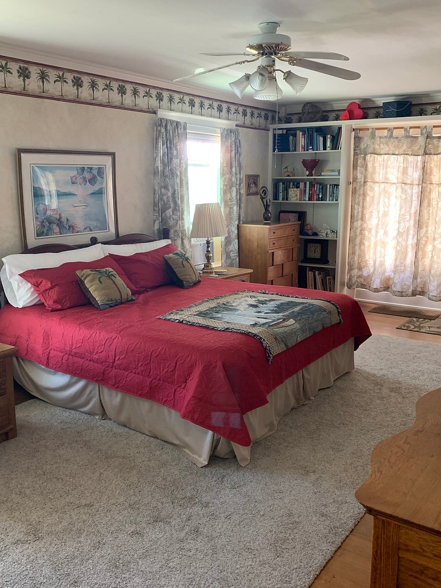 Main bedroom w king bed and en-suite full bathroom. 
