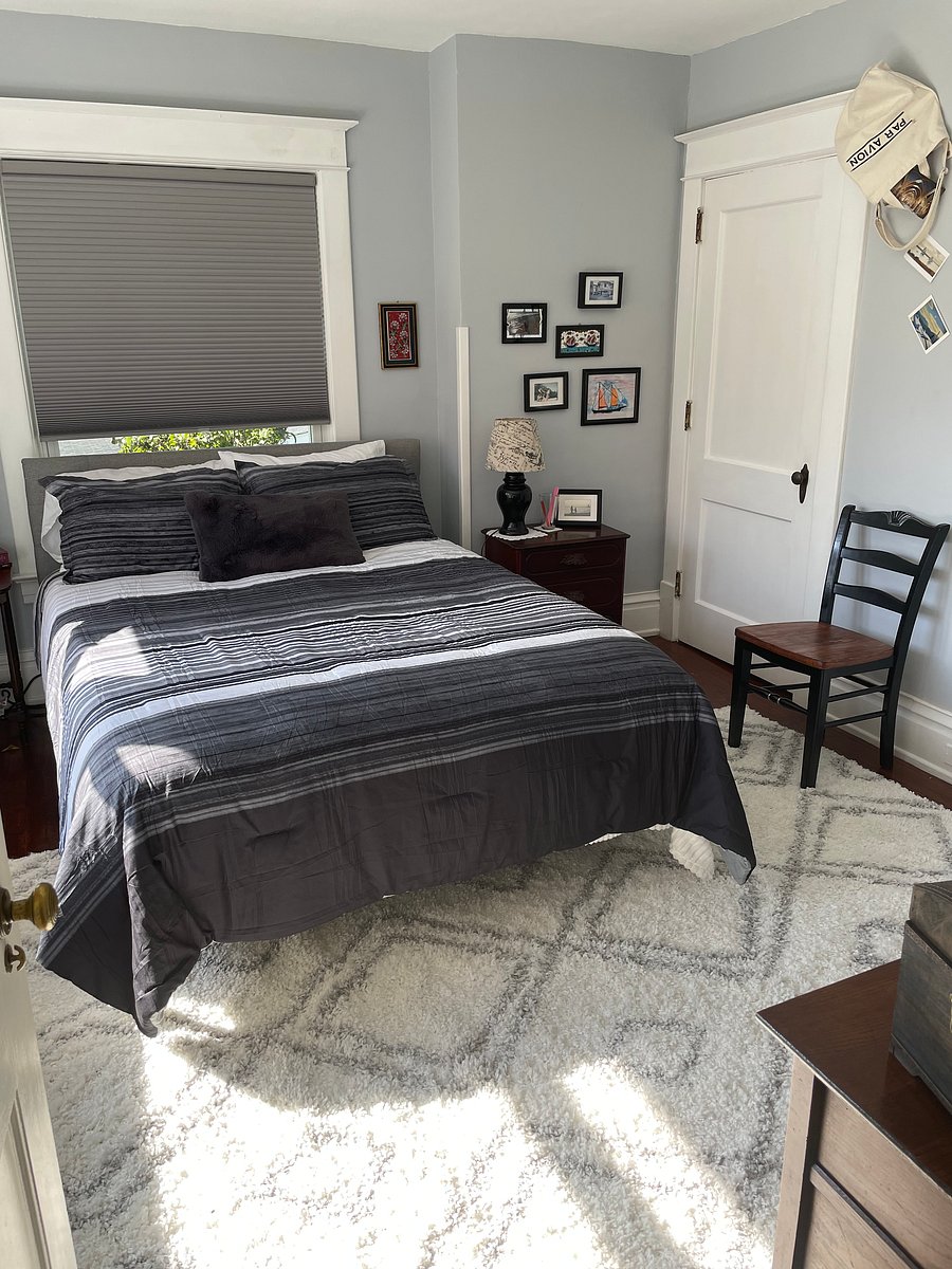 Travel bedroom 2 w queen bed connected to Jack n Jill en-suite full bathroom. Has blackout shades. 
