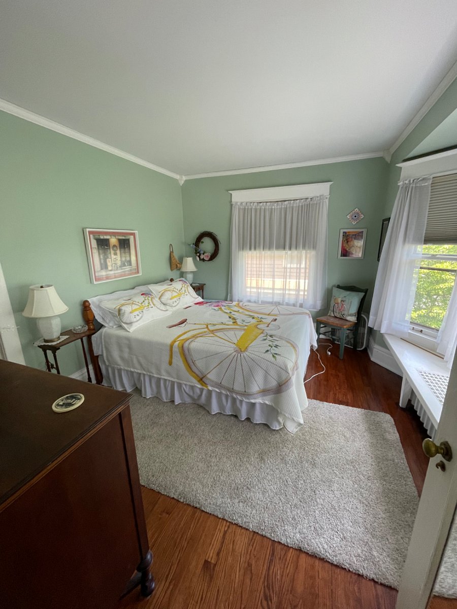 Queen bedroom 3 connected to the Jack n Jill en suite full bathroom. Has blackout shades. 