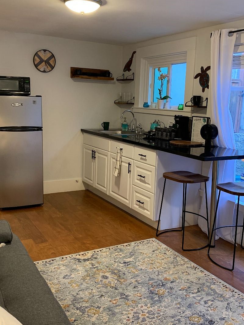 Kitchenette with bar stool seats