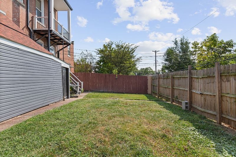 Spacious fenced in back yard. There are pets (cats and dogs) in the building.