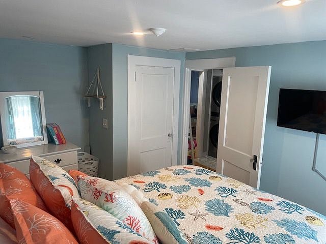 Coral Haven a queen sized bed with room darkening shades, a dresser and closet. Recessed lights throughout, and your private Smart TV.