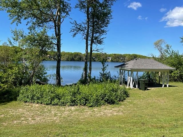 Stroll down to our fresh water lake and enjoy a swim or paddle out on your kayak!  Located .1 mile walk from the house!