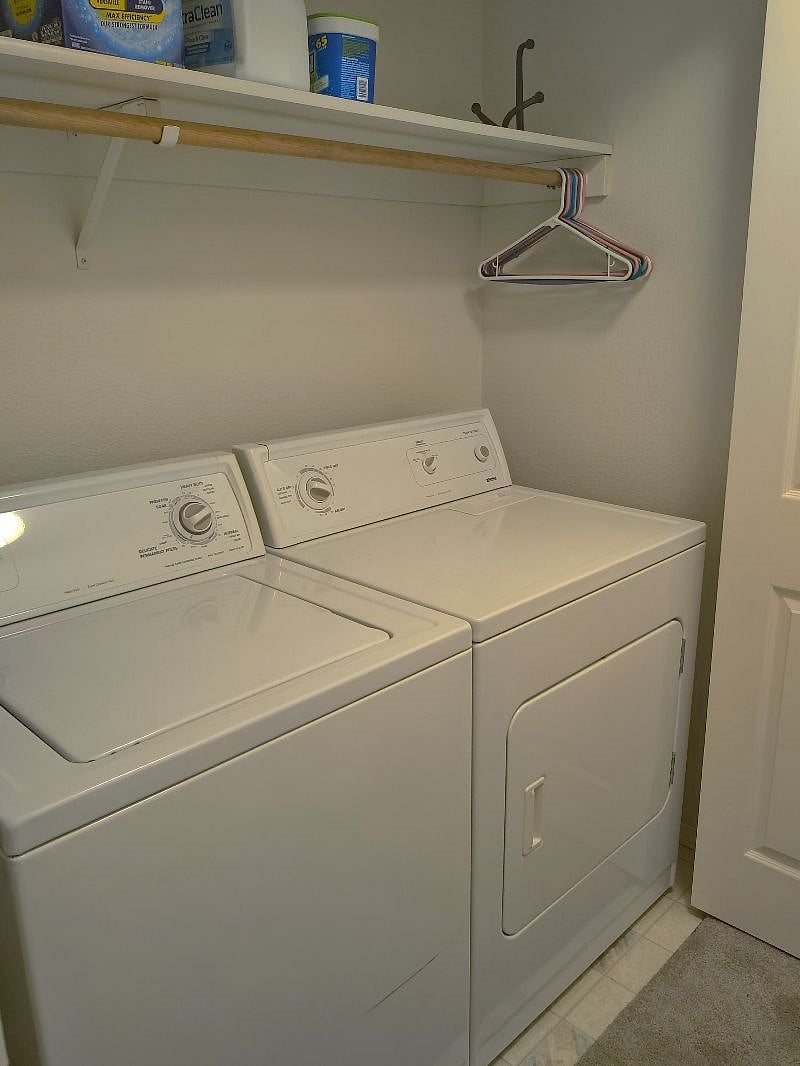 Washer/dryer (located in upstairs hallway in dedicated nook with doors)