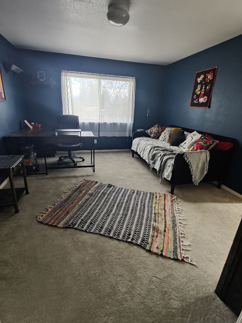 2nd bedroom/workspace (upstairs)