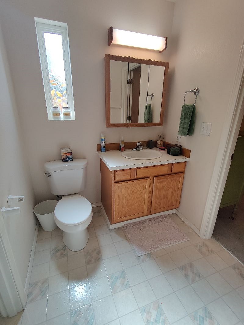 Master bathroom (upstairs)